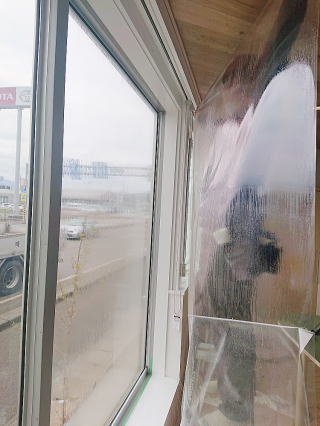 ”ウインドウフィルム施工中1”