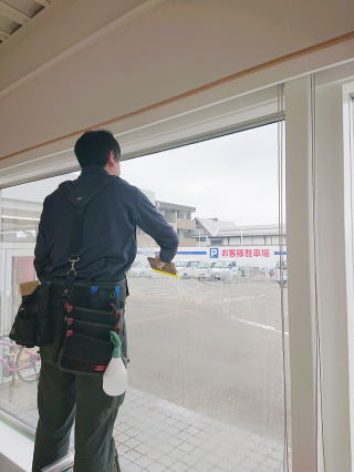 ”ウインドウフィルム施工中2”