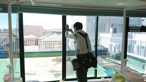 ”ウインドウフィルム施工中1”