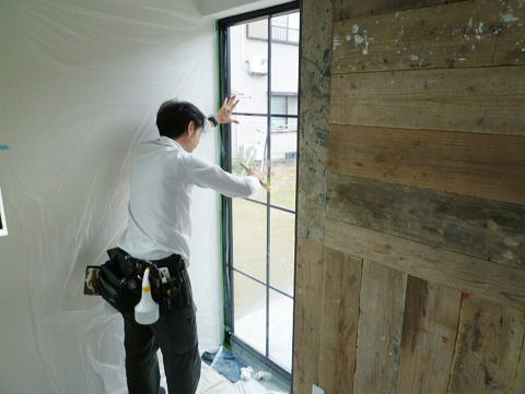 ”ウインドウフィルムを施工している当社社員”