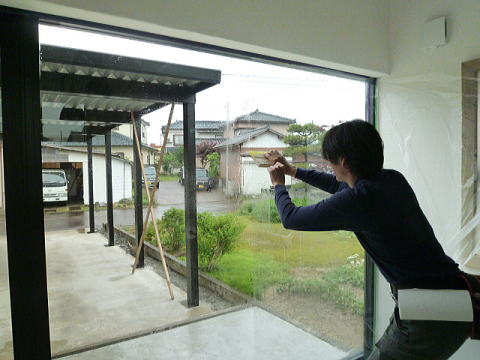 ”ウインドウフィルム施工中の当社社員”