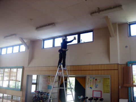 ”ウインドウフィルム施工中”